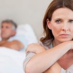 Λύσεις για την ξηρότητα του κόλπου και τον πόνο κατά τη σεξουαλική επαφή μετά την εμμηνόπαυση